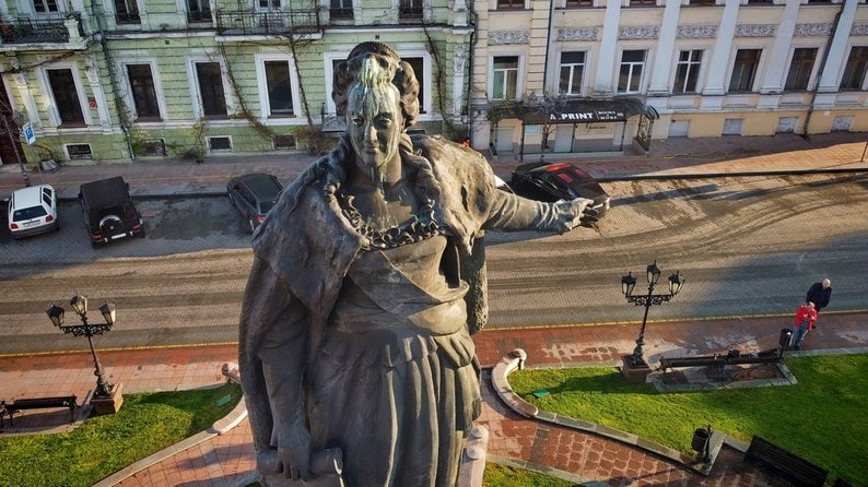 Пам’ятник Катерині треба прибирати з Одеси, рішення за міською владою
